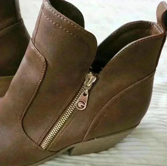 G by Guess Brown ankle boots.  Size 9.5. Gold zipper on outside. - Picture 6 of 12